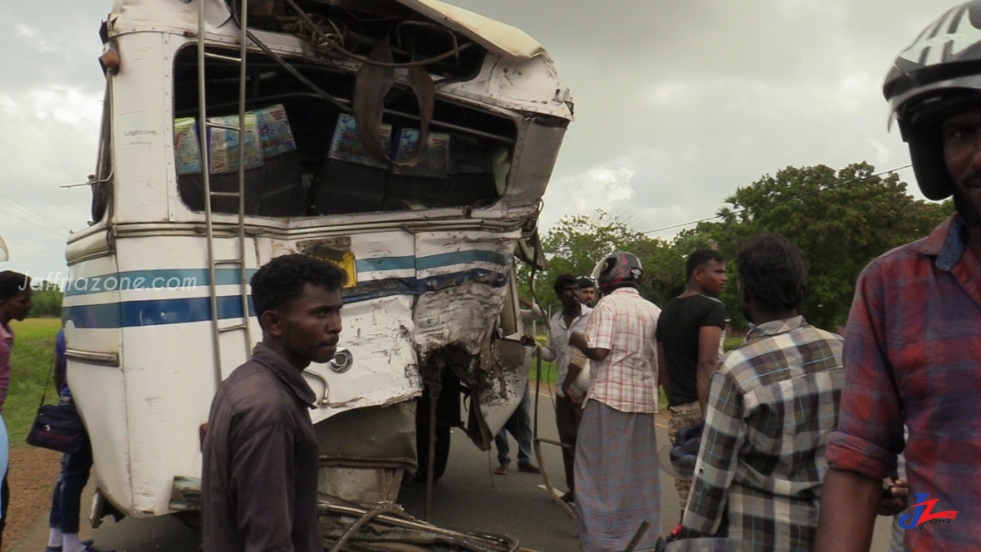 கிளிநொச்சி- முரசுமோட்டையில் கோர விபத்து..! 11 பேர் படுகாயம், பலர் ஆபத்தான நிலையில்..