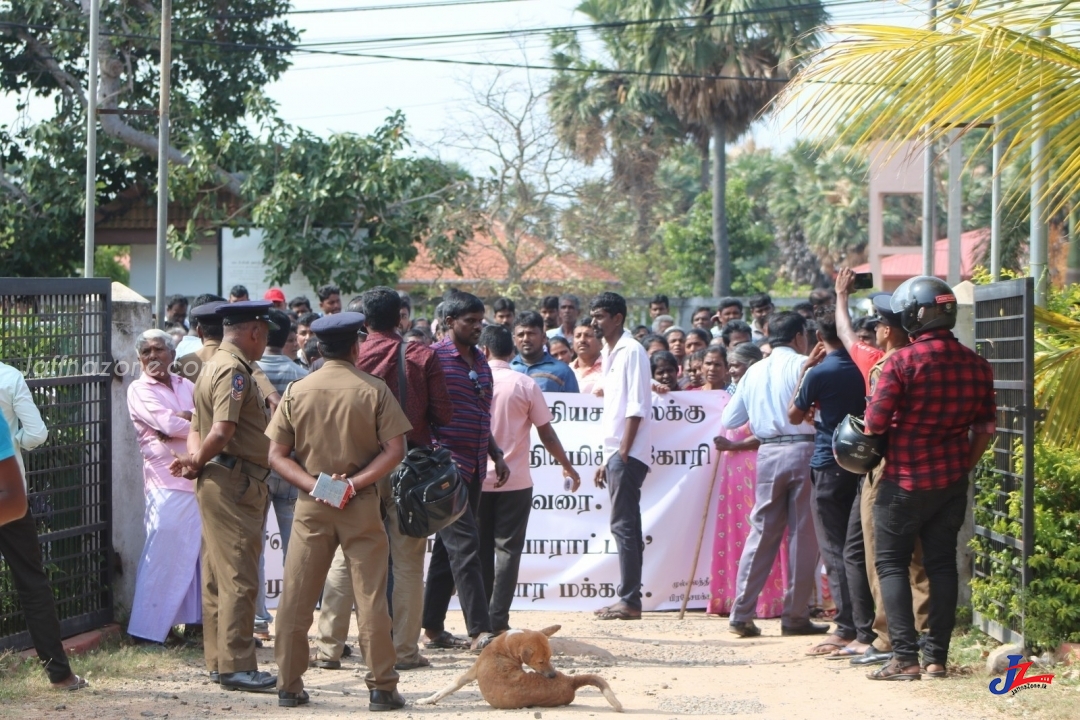 மக்கள் எழுச்சியால் முடங்கியது முல்லைத்தீவு..! பதறியடித்து கூடிய அரச அதிகாாிகள்..