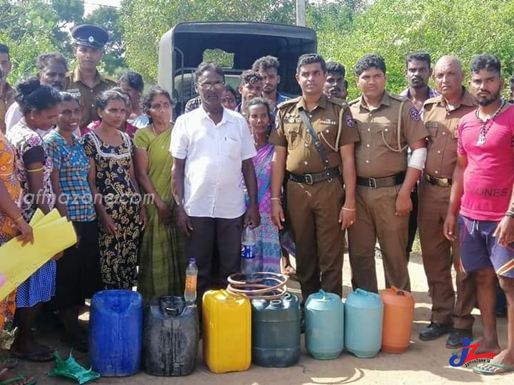 பொலிஸாருடன் இணைந்து வீடுகள், பற்றைகளுக்குள் புகுந்து கசிப்பை மீட்ட கோணாவில், ஊற்றுப்புலம் கிராம மக்கள்..!