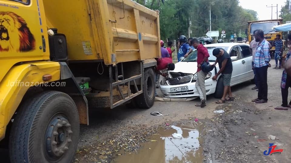 காா் மீது டிப்பா் மோதி விபத்து..! யாழ்.நல்லுாா்- சங்கிலியன் வீதியில் சம்பவம்..