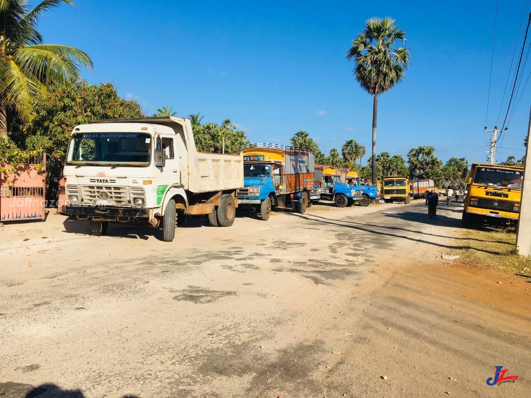 சட்டத்தை கையில் எடுத்த வடமராட்சி கிழக்கு- மணற்காடு மக்கள்..! நுாற்று கணக்கில் தேங்கி கிடந்த வாகனங்கள்..