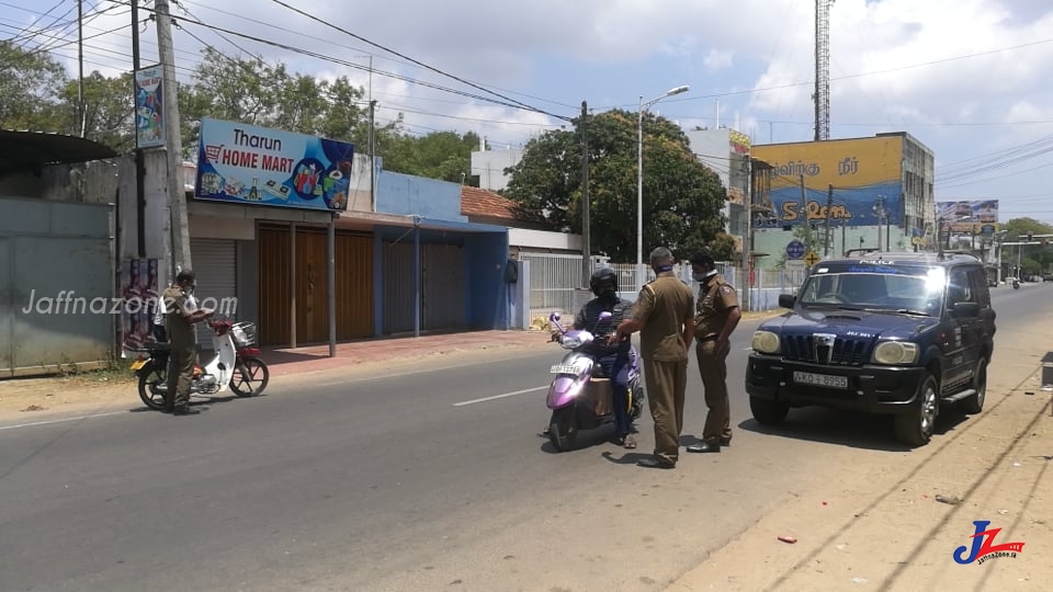 ஊரடங்கு சட்டம் நடைமுறையில் இருக்கையில் வீதிகளில் அநாவசியமாக திரியும் யாழ்.மக்கள்..! கட்டுப்படுத்த படாதபாடுபடும் பொலிஸார்..