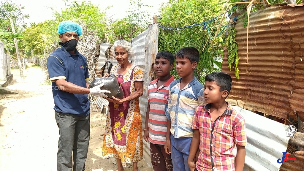 கொரோனா வைரஸ் எதிரொலி-நிர்க்கதியான குடும்பங்களுக்கு நிவாரணம் வழங்கி வைப்பு