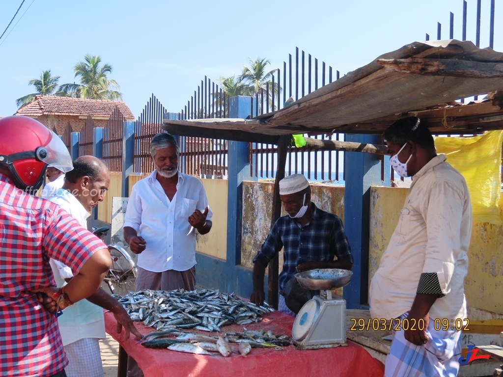 ஊரடங்குச்சட்டம் தளர்த்தப்பட்ட பின்னர் பொதுமக்கள் பொருட்களை கொள்வனவு-பாதுகாப்பு குறைபாடு