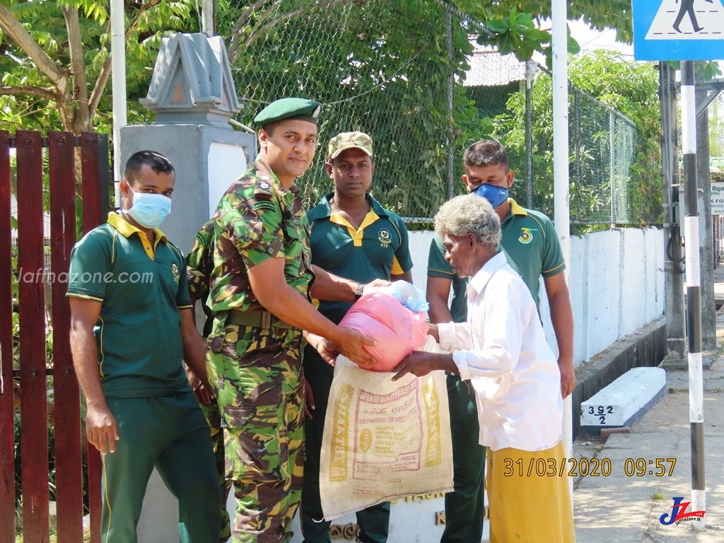 கொரோனா வைரஸ் எதிரொலி-நிர்க்கதியான குடும்பங்களுக்கு விசேட அதிரடிப்படை நிவாரணம் வழங்கி வைப்பு