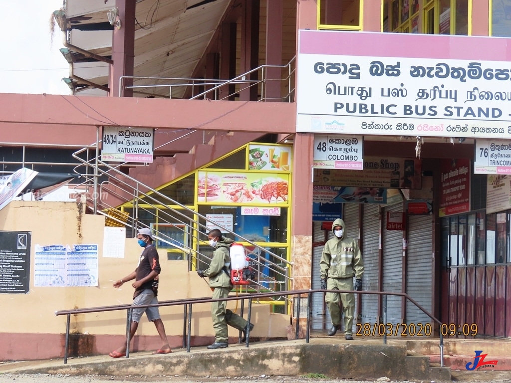 கொரோனா அச்சுறுத்தலை தடுக்க கல்முனை பகுதியில் கிருமிதொற்று நீக்கி தெளிப்பு