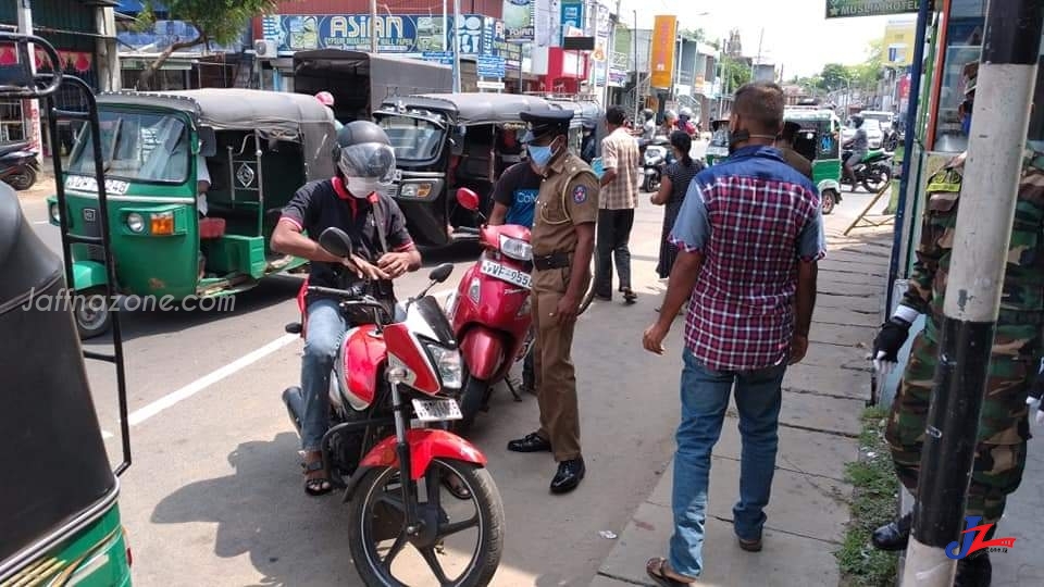 யாழ்.நகரில் அடையாள அட்டை இலக்க நடைமுறை இறுக்கமாக பின்பற்றபடுகிறது..! மக்களே அவதானம்..