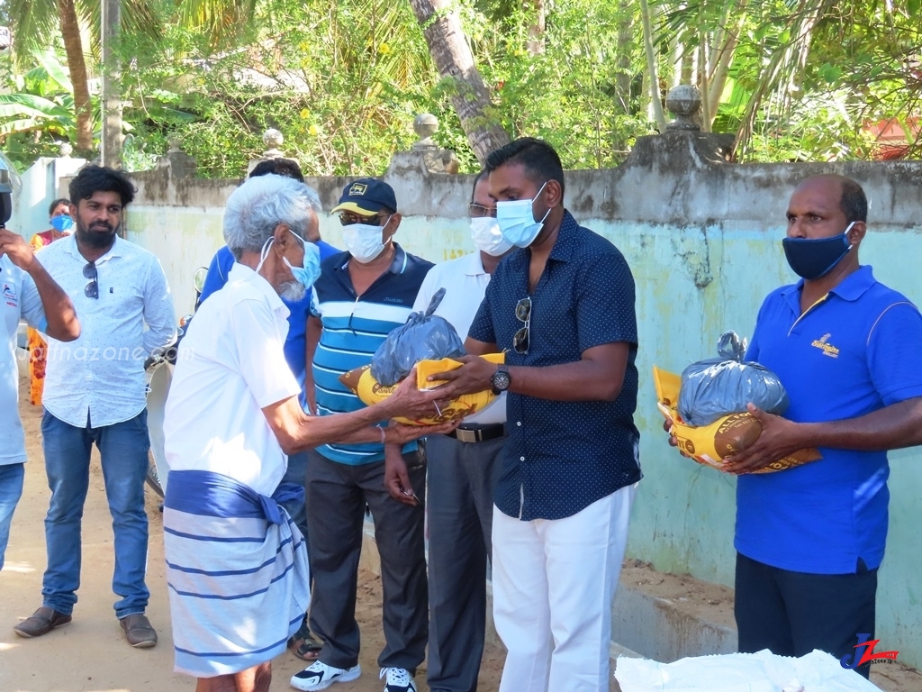 நிரந்தர வருமானம் அற்ற சுமார் காரைதீவு சாய்ந்தமருது 400 குடும்பங்களுக்கு சொர்ணம் குழுமம் உதவி