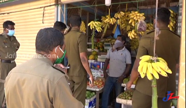 கிளிநொச்சி நகரில் அதிரடி சோதனை..! மருந்தடிக்கப்பட்ட பழங்கள், காலாவதியான பொருட்கள் அழிப்பு, பல வர்த்தகர்கள் சிக்கினர்..