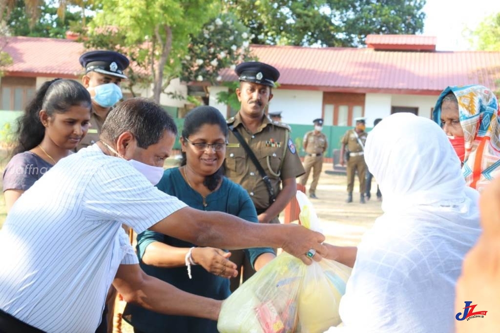 கொரோனா வைரஸ் காரணமாக பாதிக்கப்பட்ட வறிய மக்களுக்கு பொலிஸ் நிலையத்தால் உதவி