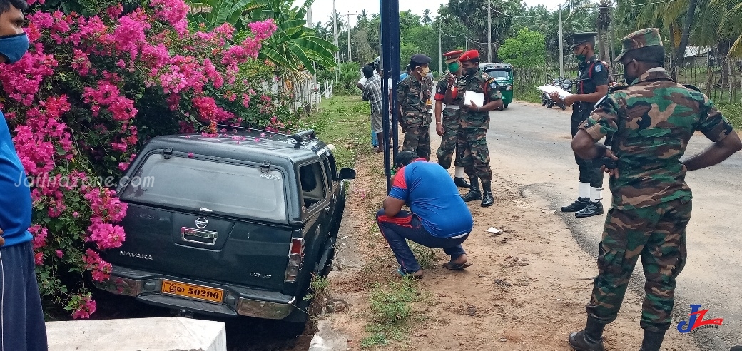 கட்டுப்பாடற்ற வேகம்..! கழிவு வாய்க்காலுக்குள் பாய்ந்த இராணுவ வாகனம்..