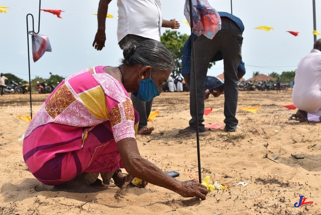 படையினர் மற்றும் பொலிஸாரின் கெடுபிடிகளுக்கு மத்தியில் முள்ளிவாய்க்கால் 11ம் ஆண்டு நினைவேந்தல் மிக உணர்வுபூர்வமாக..!