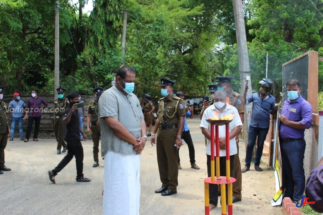 யாழ்.நவாலி- சென் பீற்றர்ஸ் தேவாலய சுற்றாடலில் இராணுவம், பொலிஸ் குவிப்பு..! முள்ளிவாய்க்கால் நினைவேந்தல் எதிர்ப்பை மீறி நடைபெற்றது..