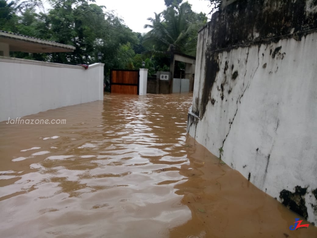 மக்களே அவதானம்..! 12 மாவட்டங்களுக்கு சிவப்பு எச்சரிக்கை, நாடு முழுவதும் 50-60 கி.மீ வேகத்தில் காற்று, இருவர் பலி..