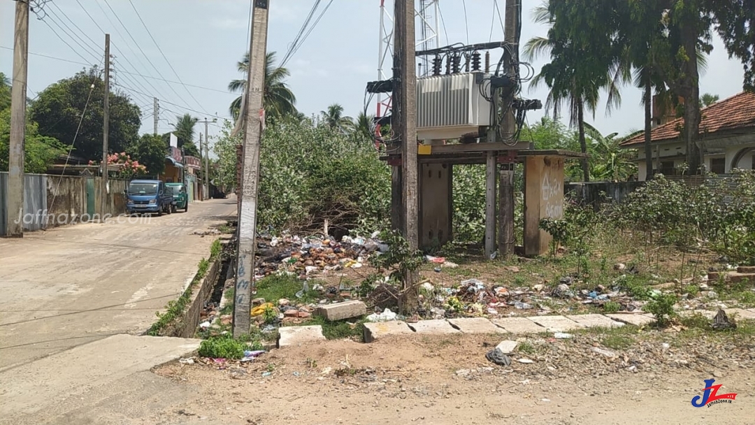 சட்டவிரோதமாக கல்முனை கண்ணகி கோவில் வீதியில் கொட்டப்படும் கழிவுகளால் சிரமம்