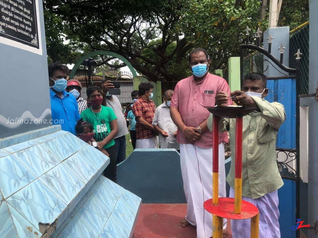 மக்களையும், ஊடகவியலாளர்களையும் புகைப்படம் எடுத்து பொலிஸார் அடாவடி..! எதிர்ப்பை மீறி 4ம் நாள் நினைவேந்தல் உணர்வுபூர்வமாக..