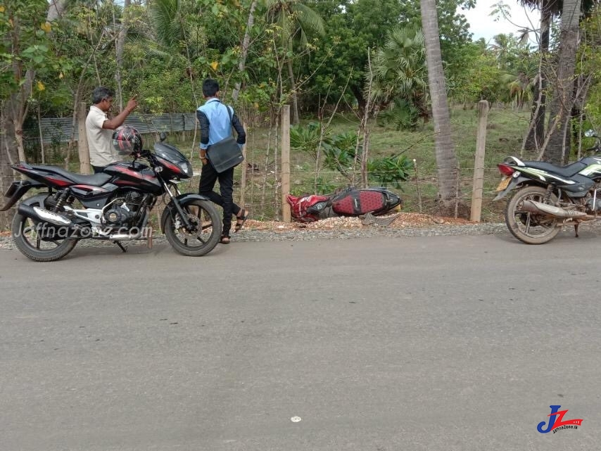 பொலிஸாரை கண்டதும் ஓட்டம்..! கட்டுப்பாட்டை இழந்த மோட்டார் சைக்கிள் டிப்பர் வாகனத்துடன் மோதி விபத்து, இரு இளைஞர்கள் படுகாயம்..