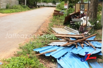 இறுதிப்போரில் கணவன் காணாமல் ஆக்கப்பட்ட முன்னாள் போராளி மீது தாக்குதல்! வீடு உடைக்கப்பட்டு வீதியில் வீசப்பட்டன உடமைகள்