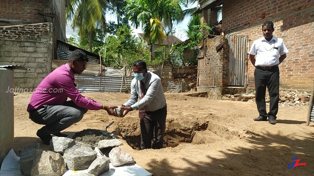 உங்களுக்கு வீடு நாட்டுக்கு எதிர்காலம்' நாவிதன்வெளி பிரதேசத்தில் 3 ஆம் கட்ட  8 வீட்டு  நிர்மாணத்திற்கு அடிக்கல் நடப்பட்டது