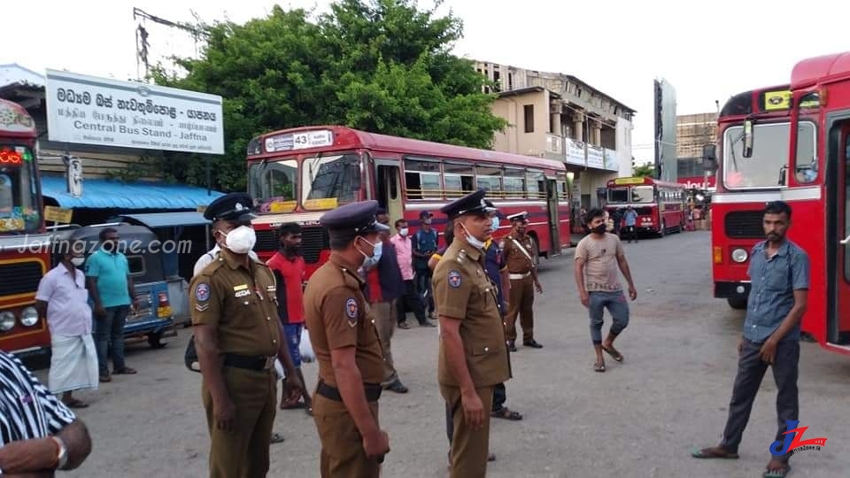 யாழ்.நகரில் சுகாதார பாதுகாப்பு நடைமுறைகளை இறுக்கமாக்கும் பொலிஸார்..! நடவடிக்கையில் உடன் இறங்கினர், உதாசீனம் செய்வோர் அவதானம்..