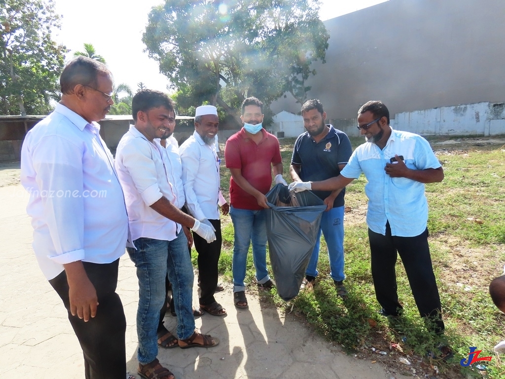 சேர்ந்து காப்போம்' 'பாதையில் குப்பை போட வேண்டாம்' எனும் தொனிப்பொருளில் சிரமதானம்