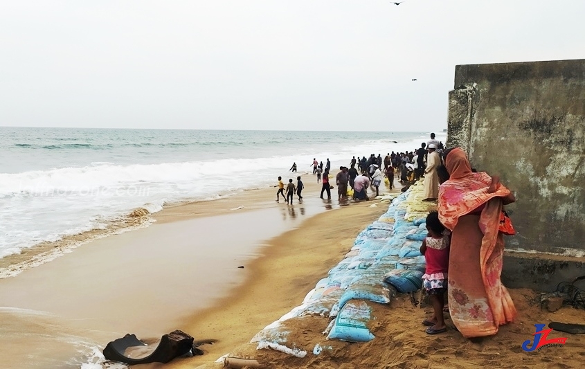 அம்பாறை மாளிகைக்காடு மையவாடி சுவரைப் பாதுகாப்பற்கான யாராவது வருவார்களா?(PHOTO)