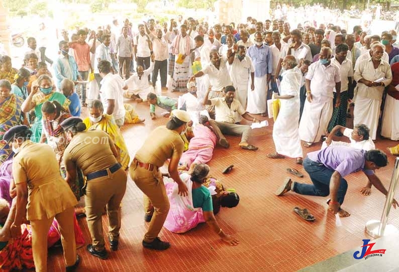 பொலிஸாரை மீறி கலெக்டர் அலுவலகத்துக்குள் புகுந்த விவசாயிகள்!! -தரையில் உருண்டு, புரண்டு நடத்திய போராட்டத்தால் பரபரப்பு-