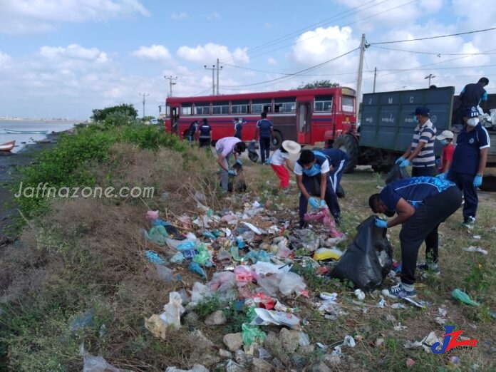 யாழ்.பண்ணை கடற்கரை பகுதியில் துப்புரவு பணியில் யாழ்.பொலிஸார்..