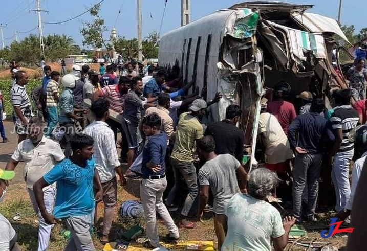 பாடசாலை பேருந்து மீது புகைரதம் மோதிய சம்பவத்தில் காயமடைந்த இருவர் அதிதீவிர சிகிச்சை பிரிவில்..!