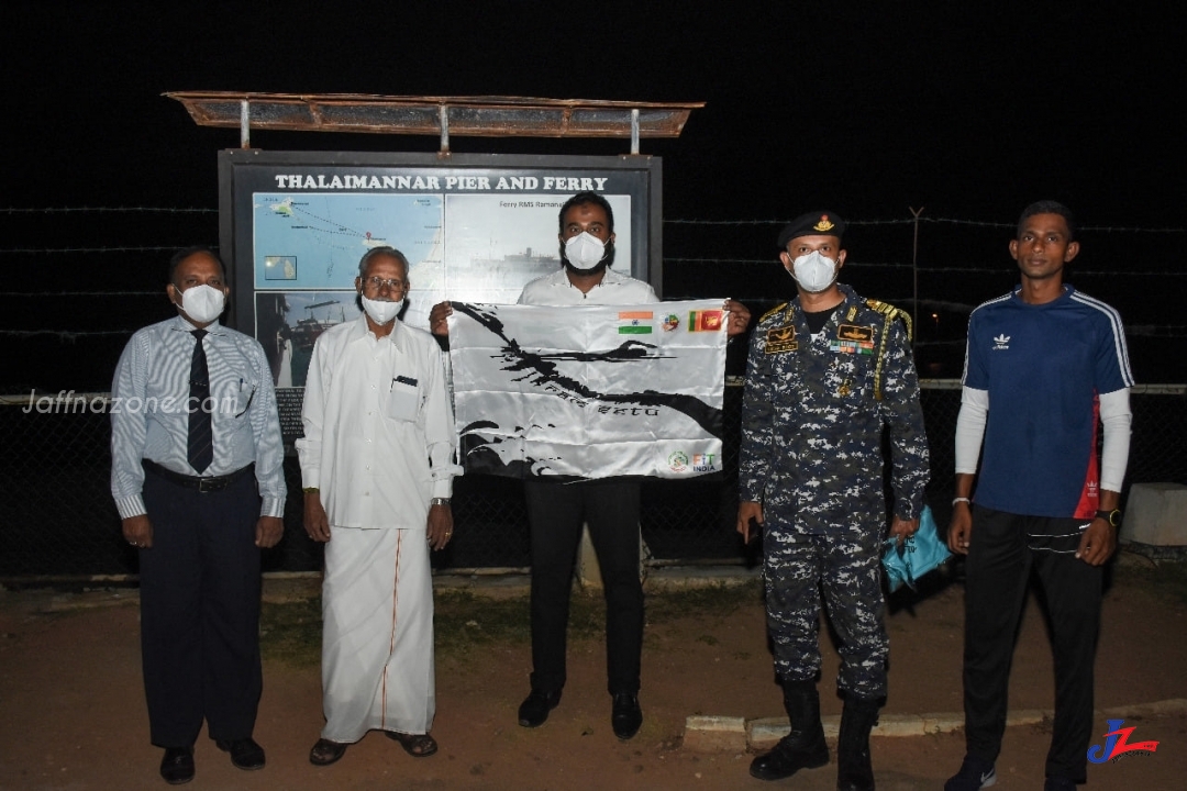 மன்னார் வளைகுடா - தனுஸ்கோடி இடையான 30 கிலோ மீற்றர் பாக்குநீரினையை கடந்து 47 வயதான இந்திய பெண் சாதனை..!