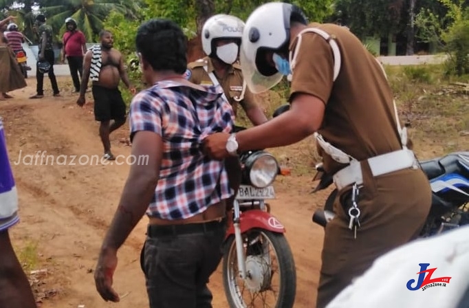 வாள்களுடன் ஆட்டோவில் வந்து சண்டித்தனம்..! அடித்து முறித்து பொலிஸாரிடம் ஒப்படைத்த பொதுமக்கள்..