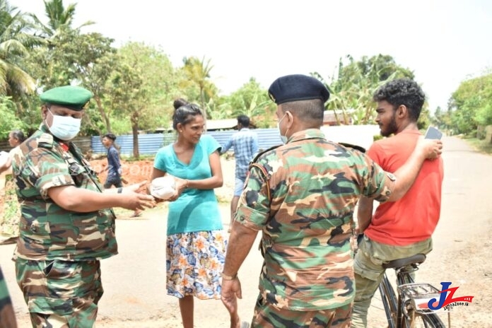 யாழ்.கோப்பாய் செல்வபுரம் கிராம மக்களுக்கு உலர் உணவு பொதிகளை வழங்கிய இராணுவம்..!