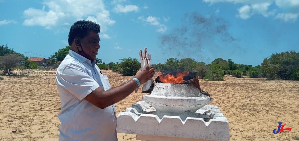 பாதுகாப்பு கெடுபிடிகள், தடைகளை தாண்டி முள்ளிவாய்க்கால் பேரவல முற்றத்தில் அஞ்சலி செலுத்திய எம்.கே.சிவாஜிலிங்கம்..!