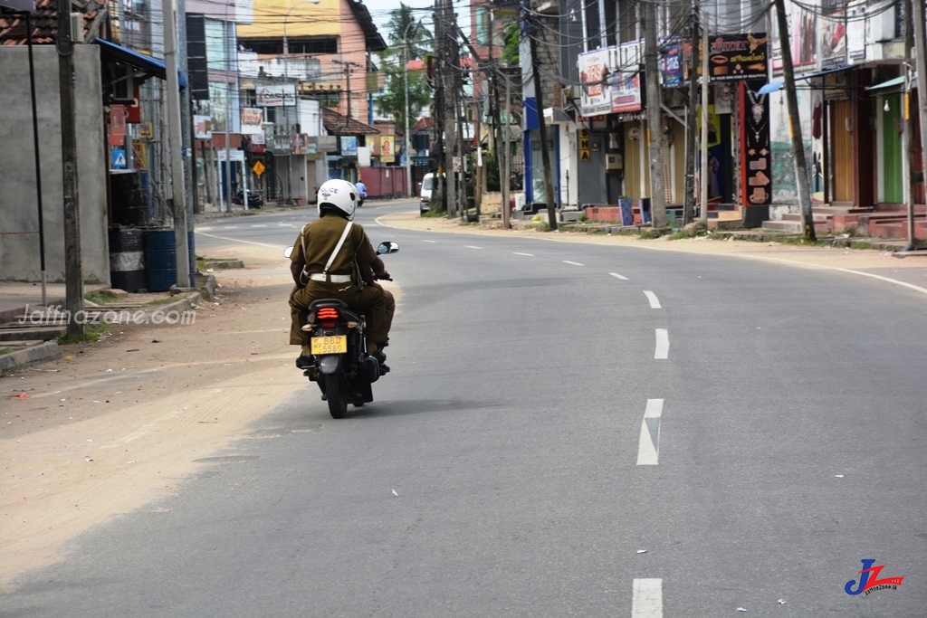 2 ஆவது நாளாக அம்பாரை மாவட்ட நிலைமை- பொலிஸாரும் இராணுவத்தினரும் வீதி ரோந்து நடவடிக்கை