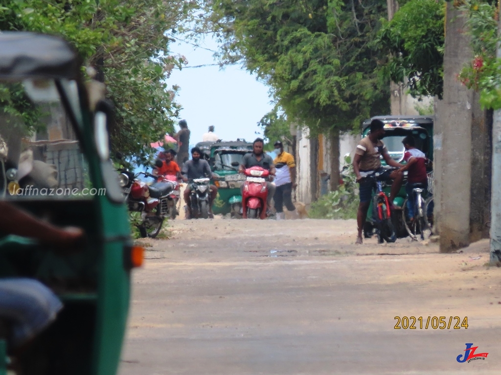 பயணத்தடையை மீறியதுடன் கொரோனா சுகாதாரத்தை நடைமுறையை மீறி கோயிலுக்கு செல்லும் மக்கள் கூட்டம்