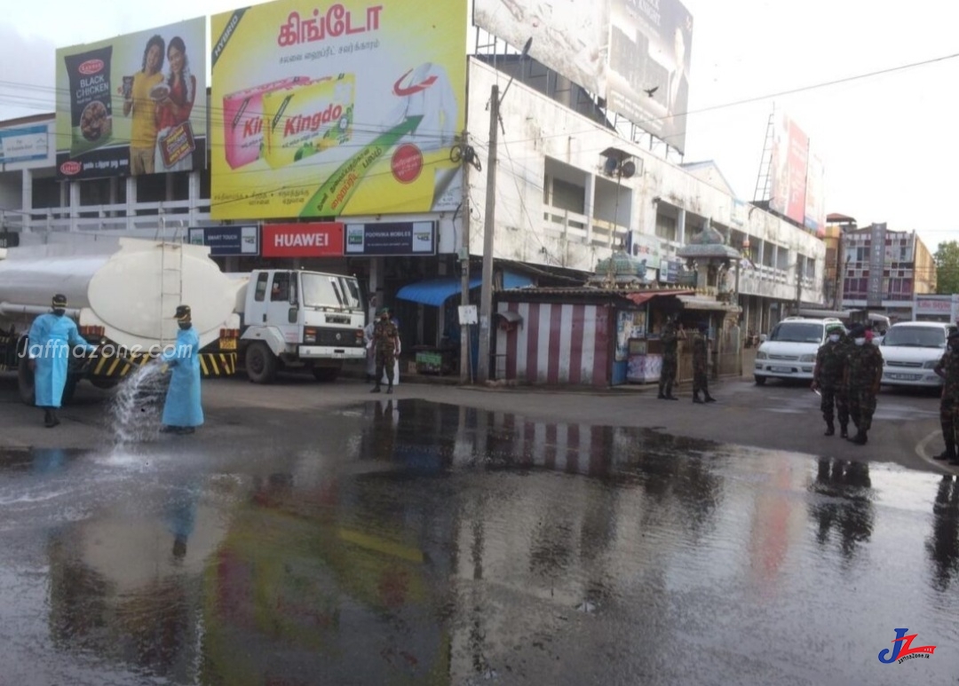 யாழ்.மாநகரில் கிருமி தொற்று நீக்கும் பணியில் தொடர்ந்தும் இராணுவத்தினர் மும்முர நடவடிக்கை..!