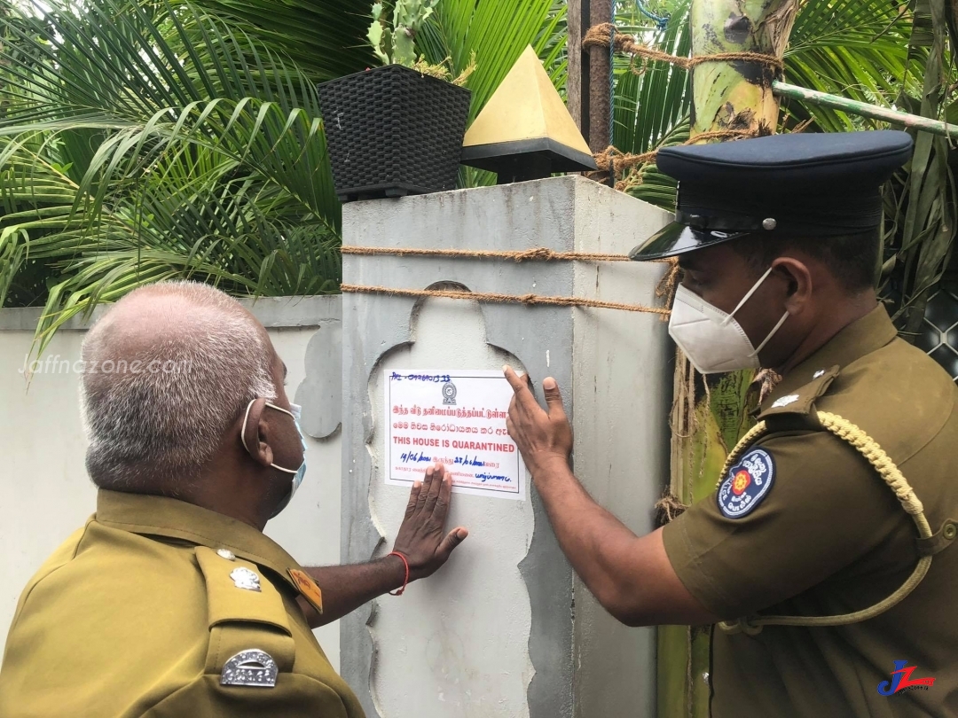 யாழ்.குருநகரில் திருமண வீட்டை முற்றுகையிட்ட பொலிஸார் மற்றும் சுகாதார பிரிவினர்! இரு குடும்பங்களை சேர்ந்த 16 பேருக்கு கட்டாய தனிமைப்படுத்தல்..