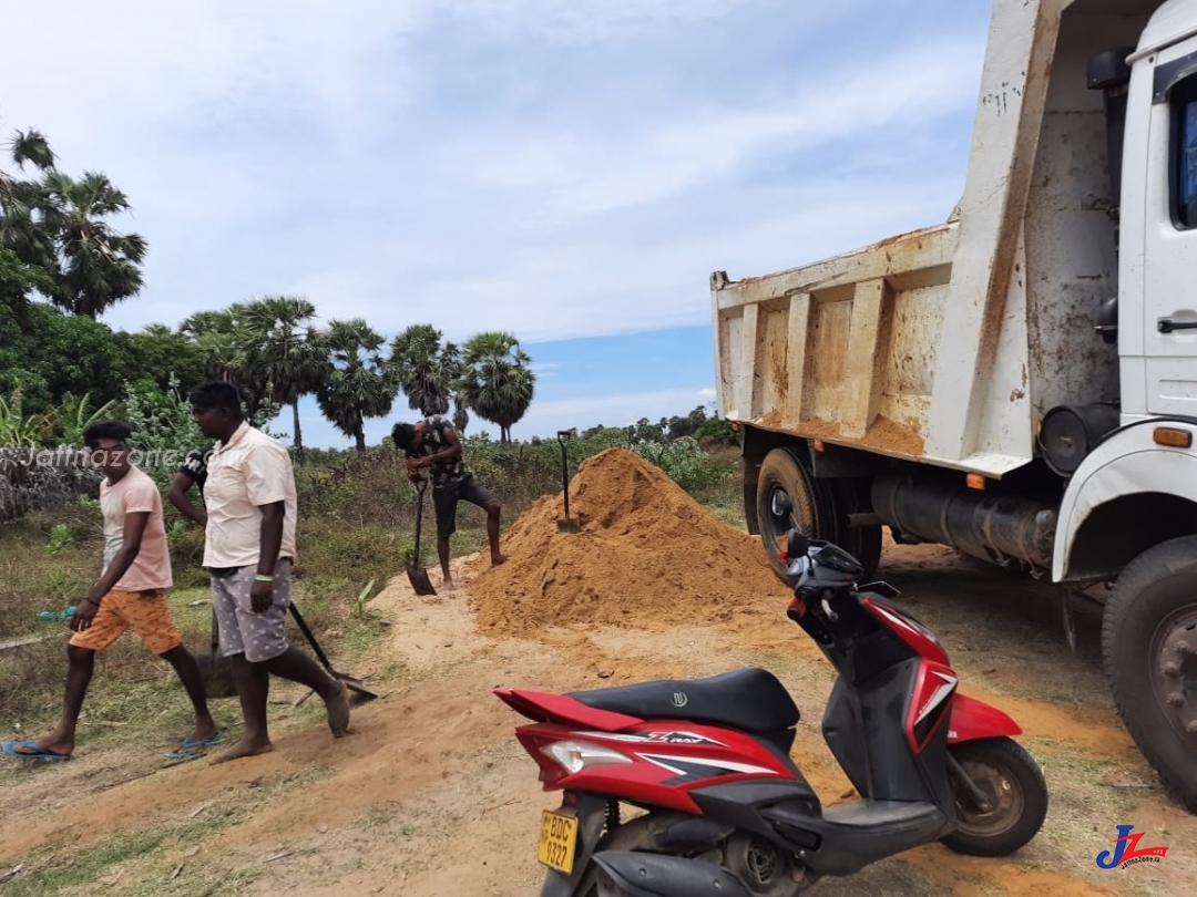 கிராமசேவகரை டிப்பரால் மோதி கொலை செய்ய முயற்சித்த மணல் கொள்ளையர்கள்! பொலிஸ் நிலையத்தில் தஞ்சமடைந்த கிராமசேவகர்..