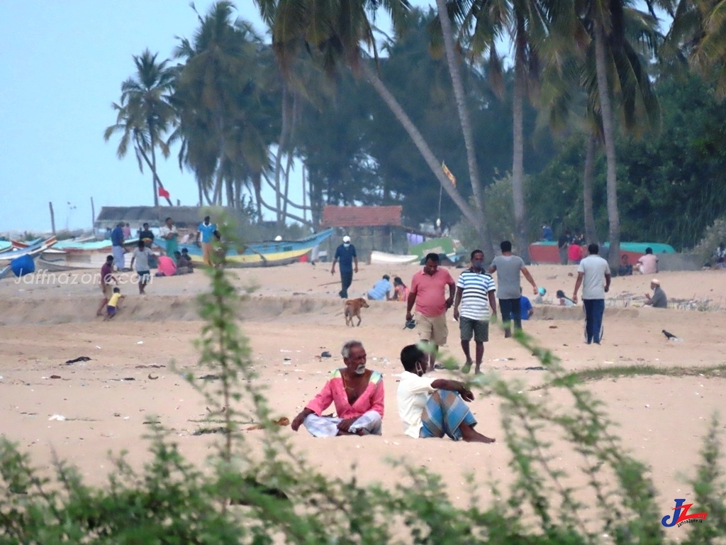 கொரோனா பயணத்தடையை மீறி பாண்டிருப்பு பகுதியில் இளைஞர்கள் அட்டகாசம்