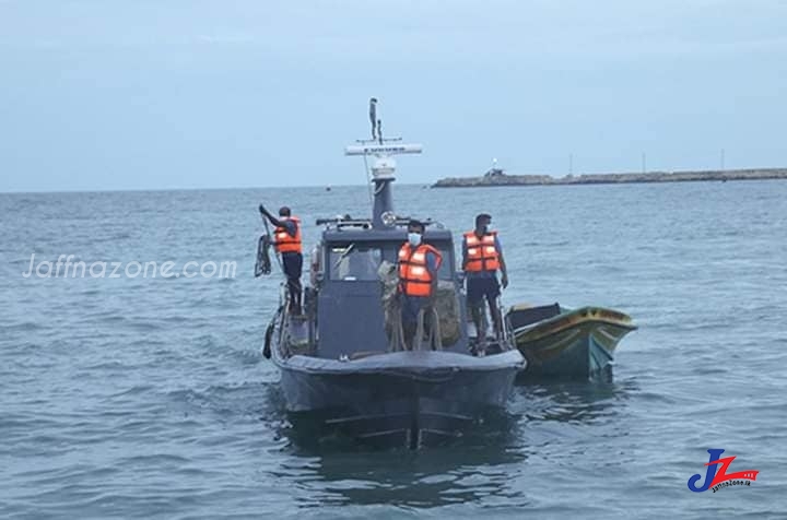 மதுபோதையில் சிறுவர்களை படகில் ஏற்றிக்கொண்டு சாகசம் புரிந்த நபர்! பயத்தில் கத்திய சிறுவர்களை கண்டு விரைந்து காப்பாற்றிய கடற்படை - யாழ்.மயிலிட்டியில் சம்பவம்..