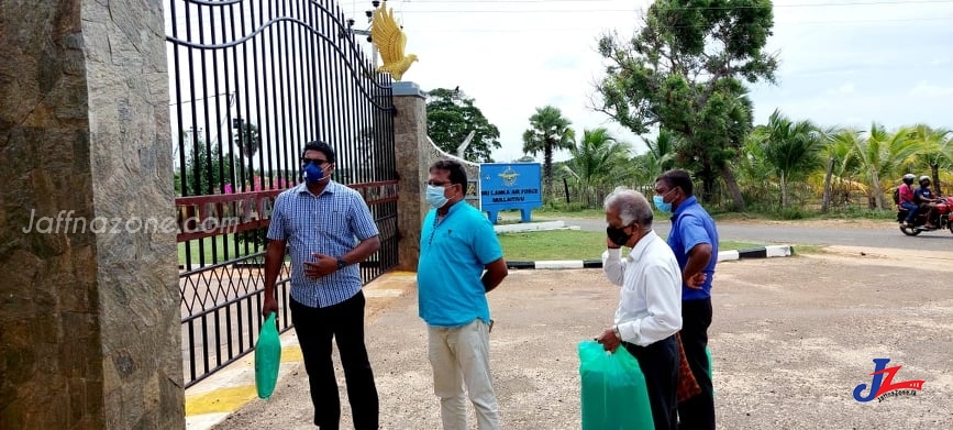 அரசுக்கு எதிராக போராட்டம் நடத்திய நிலையில் தனிமைப்படுத்தப்பட்டுள்ளவர்களை யாழ்.மாநகர முதல்வர் நோில் பார்வையிட்டு, உதவிகளை வழங்கினார்..