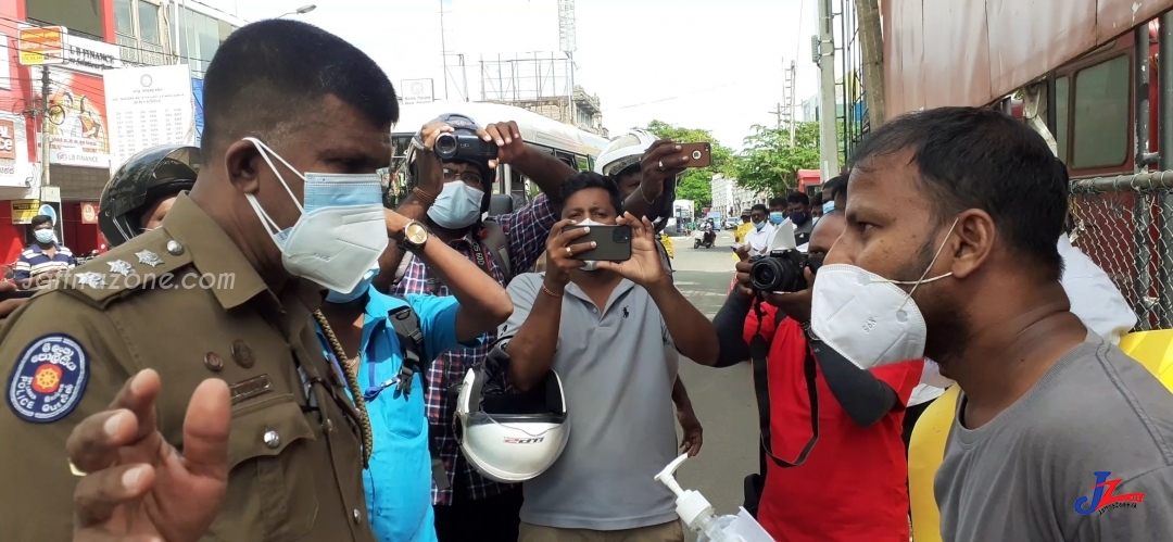 பல கோரிக்கைகளை முன்வைத்து அரசுக்கு எதிராக யாழ்.நகரில் கவனயீர்ப்பு போராட்டம்! பொலிஸாரின் கெடுபிடிகளால் நிறுத்தப்பட்டது..