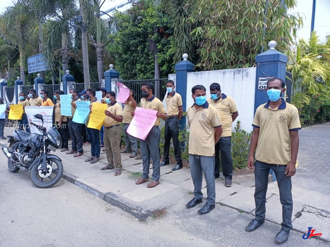 டெங்கு தடுப்பு உதவியாளர் நிரந்திர நியமனம் கோரி போராட்டம்