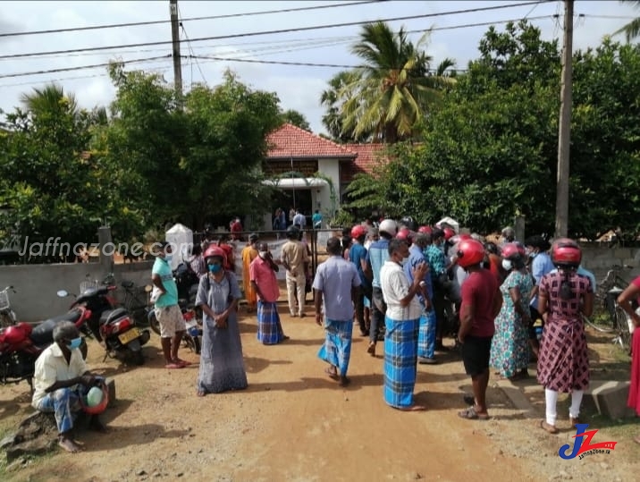 உரம் வாங்குவதற்காக கமநலசேவை நிலையத்திற்கு சென்றவர்களை பூட்டிவைத்து பீ.சி.ஆர் பரிசோதனை! முடிவு வெளியாகும்வரை தனிமைப்படுத்தல்..