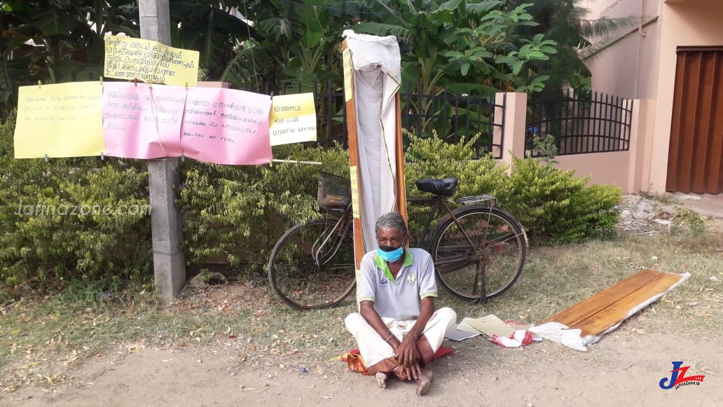 யாழ்.வலி,மேற்கு பிரதேசசபை முன்பாக சவப் பெட்டியுடன் சாகும்வரை உணவு தவிர்ப்பு போராட்டம் நடத்தும் காவலாளி..