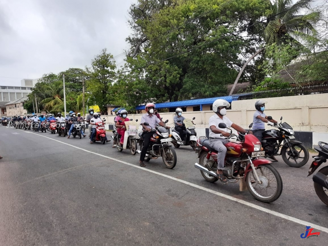 பொலிஸார், சுகாதார பிரிவினரின் தடைகளை மீறி யாழ்.மாநகரில் அதிபர், ஆசிரியர்கள் மாபெரும் கவனயீர்ப்பு பேரணி..