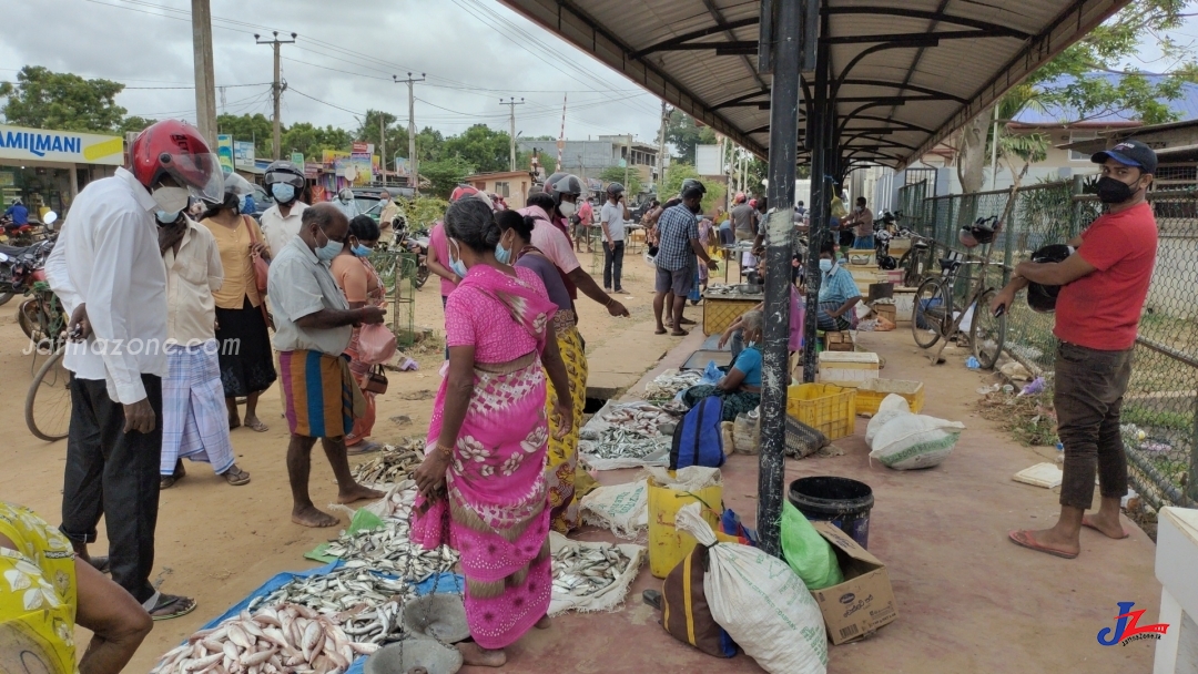 கொரோனா அபாயம் காரணமாக சந்தையை முடக்கிவிட்டு சந்தைக்கு வெளியிலிருந்து வியாபாராம்! பிறகு என்ன முடக்கம்? மக்கள் கேள்வி..