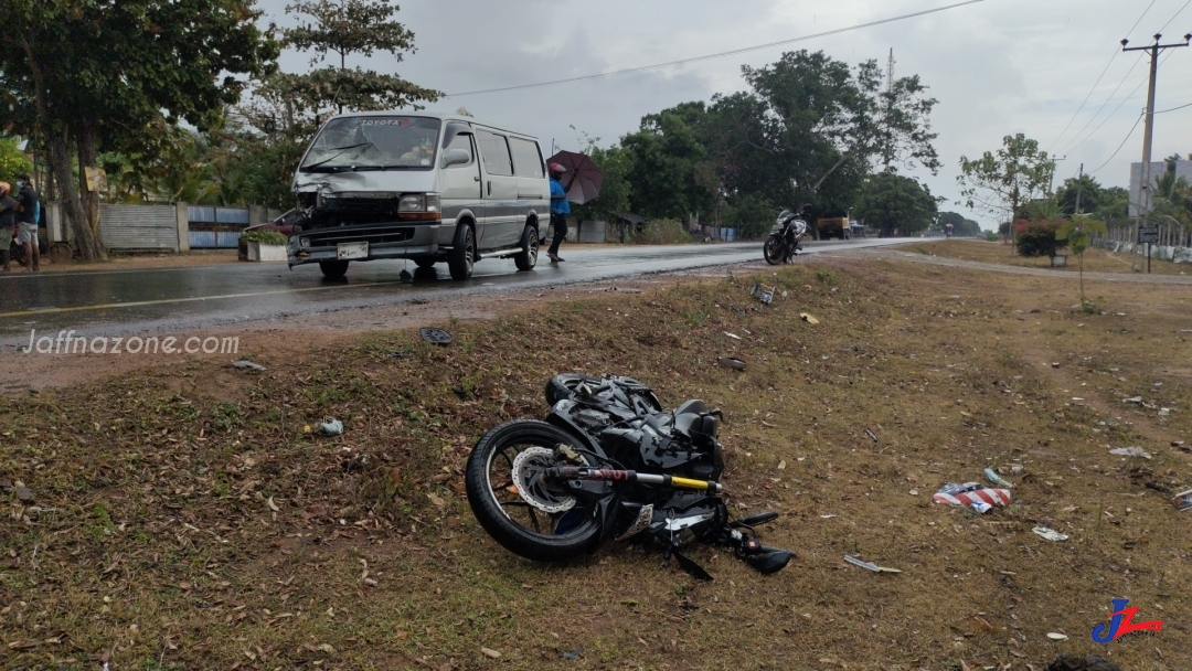 ஹயஸ் வாகனத்துடன் மோட்டார் சைக்கிள் நேருக்கு நேர் மோதி கோரவிபத்து! ஒருவர் பலி, மற்றொருவர் ஆபத்தான நிலையில்..