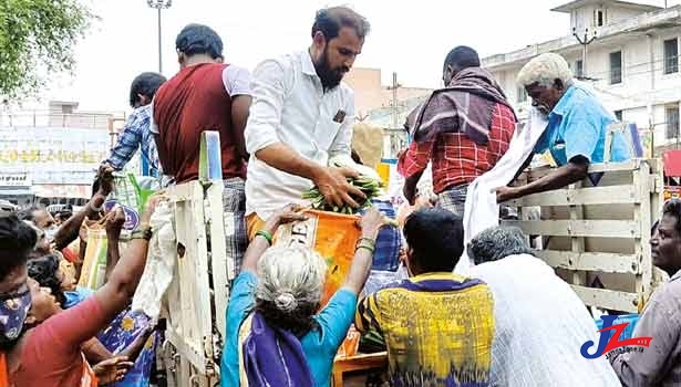 7 டொன் வெண்டைக்காயை பொதுமக்களுக்கு இலவசமாக வழங்கிய வியாபாரிகள்!!