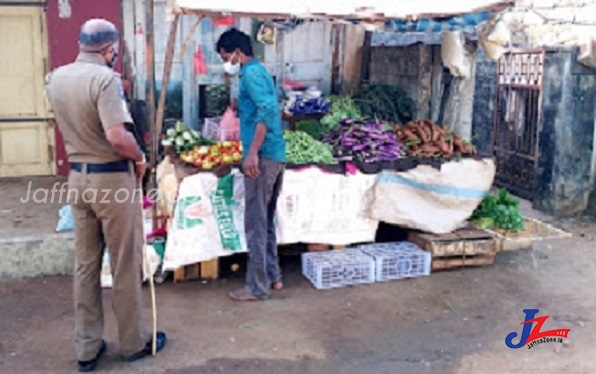 யாழ்.கோப்பாய் பொலிஸ் பிரிவுக்குள் ஊரடங்கை மீறி நடைபாதை வியாபாரத்தில் ஈடுபட்டவர்களை விரட்டிய பொலிஸார்!